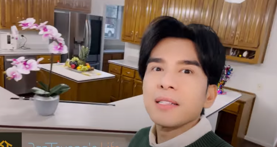 Bên trong nhà có 4 phòng ngủ, phòng khách, phòng giải trí, nhà bếp,...Ảnh chụp màn hình