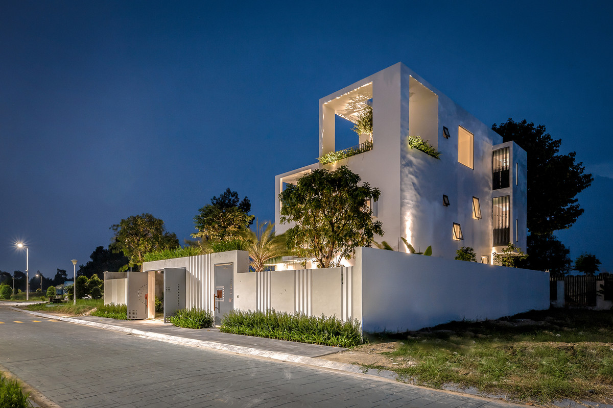 Theo đó, căn biệt thự chữ L được bao quanh bởi sân vườn, vừa có tác dụng như một khoảng đệm lọc tiếng ồn và khói bụi từ bên ngoài.