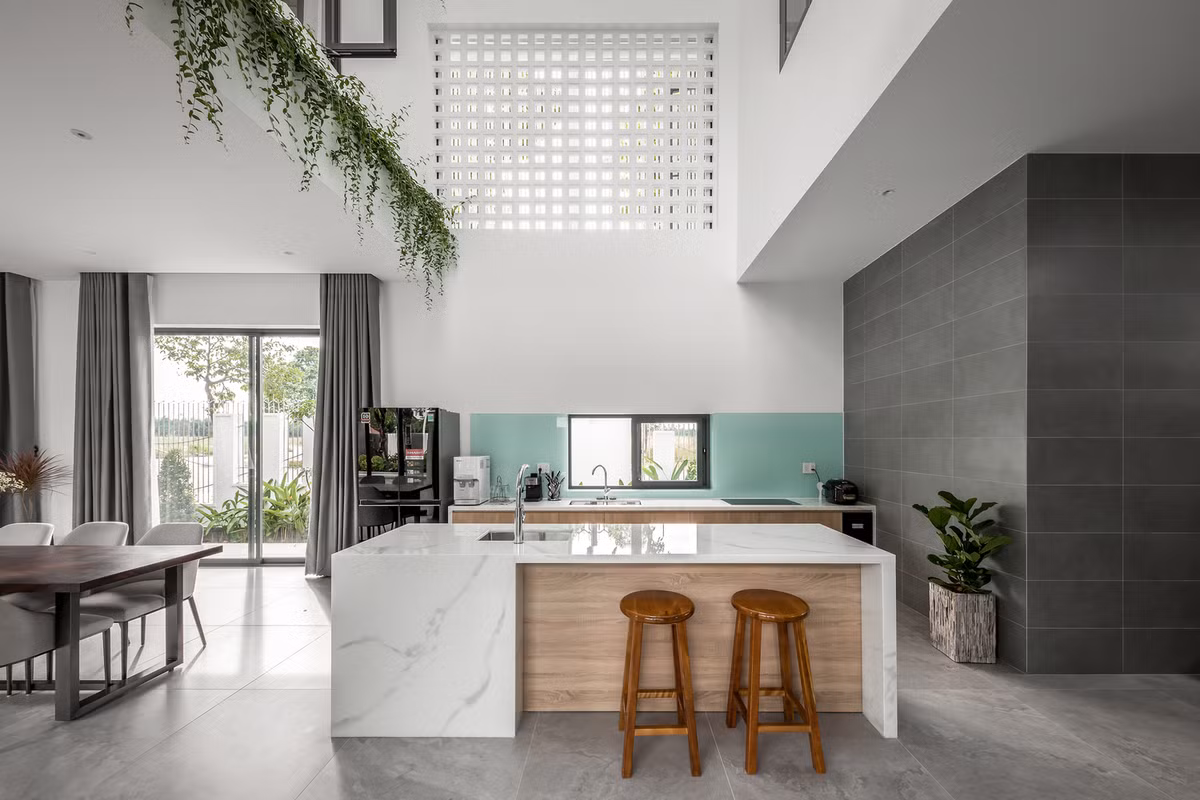 Căn biệt thự được thiết kế theo phong cách tối giản nhưng không nhàm chán.