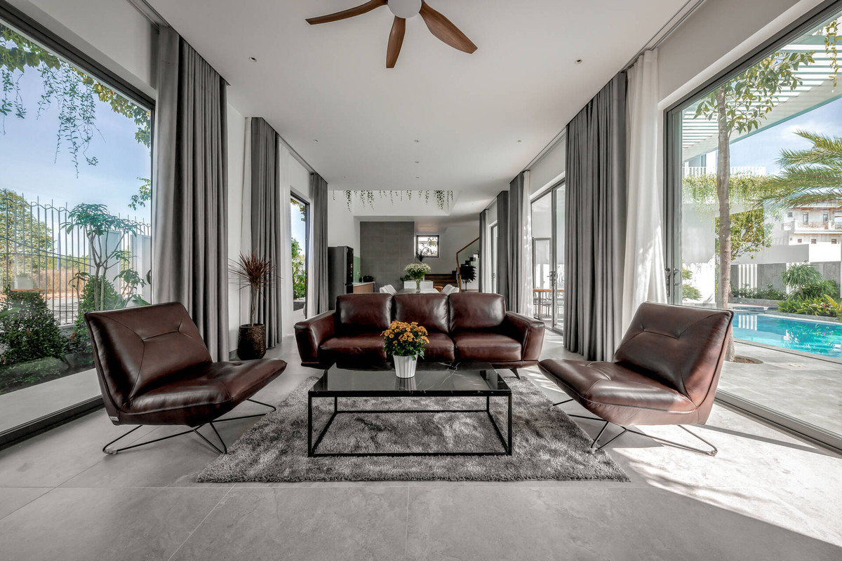 Các bức tường kín được đập bỏ và thay bằng hệ cửa kính lớn.