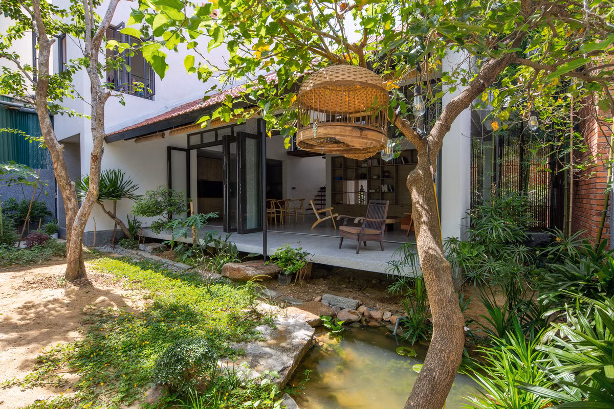 Yêu cầu của gia chủ là xây dựng một ngôi nhà với không gian hướng nội, tránh xa đường phố hối hả và bận rộn bên ngoài nhưng vẫn gần gũi với thiên nhiên.