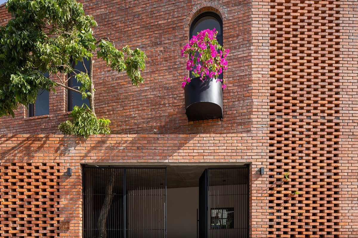 Việc xây nhà được chủ nhân tính toán, kết hợp hài hòa giữa kinh tế và thẩm mỹ.