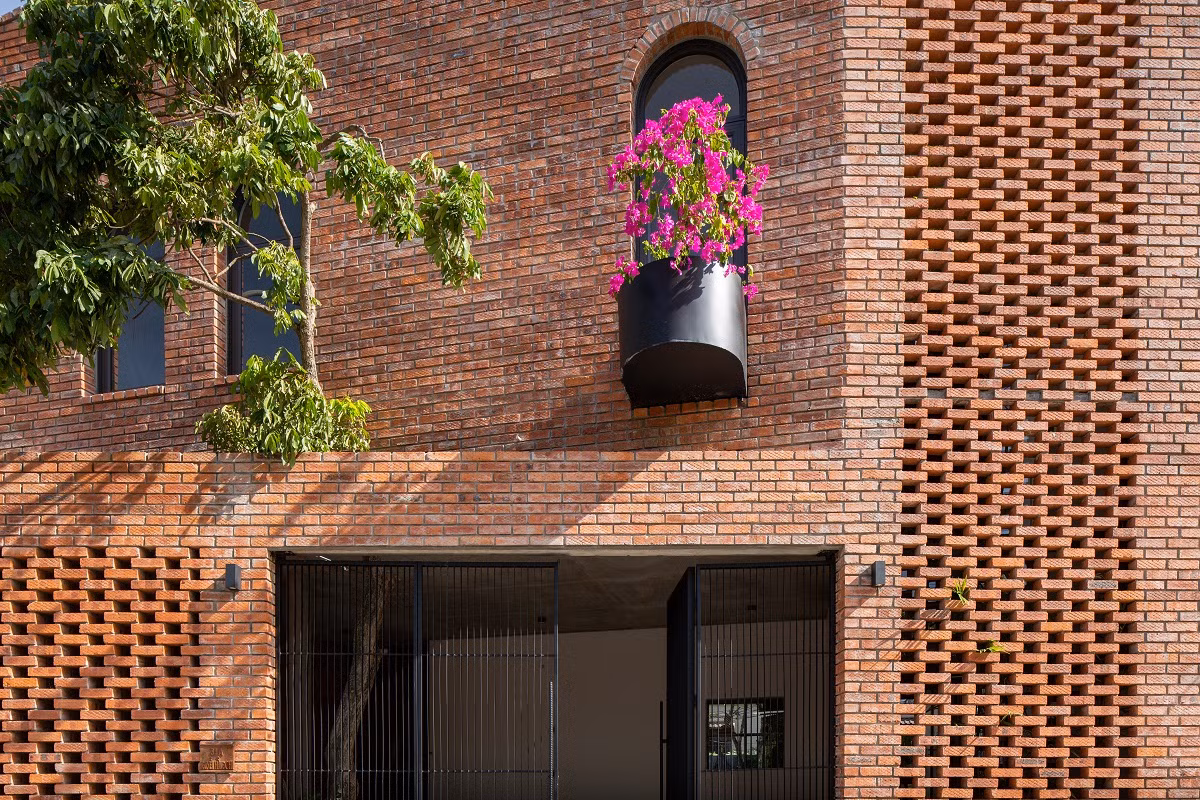 Việc xây nhà được chủ nhân tính toán, kết hợp hài hòa giữa kinh tế và thẩm mỹ.