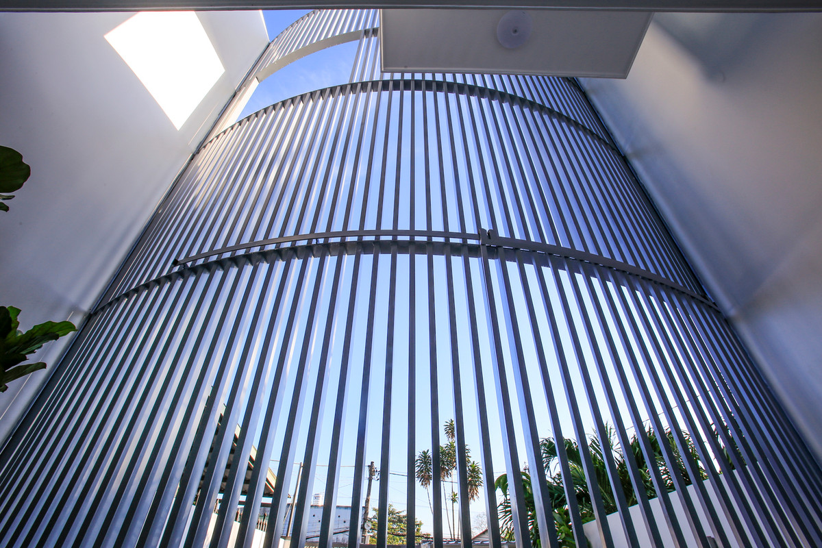 Để đảm bảo an toàn cho căn nhà trước vấn nạn "trộm cắp", kiến trúc sư xây dựng hàng rào sắt uốn cong vào trong thành đường vòng cung.