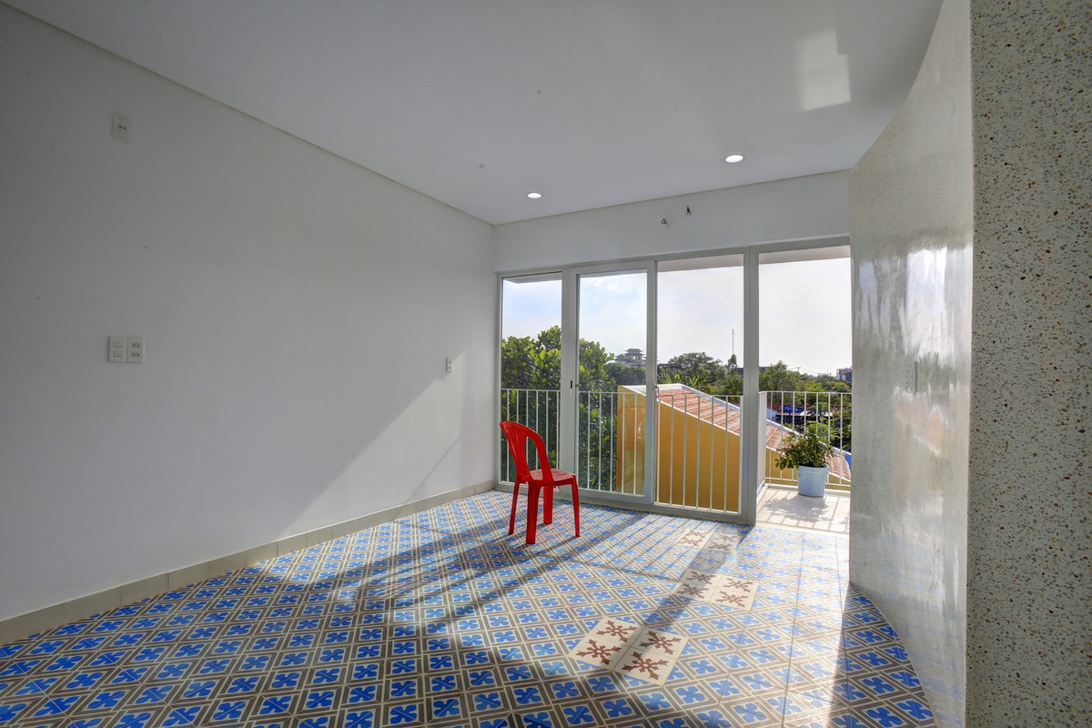 Đáng chú ý, ngôi nhà có sự kết hợp giữa phong cách kiến trúc hiện đại với một chút vật liệu truyền thống của địa phương: mái ngói đỏ, gạch lát nền hoa văn,...