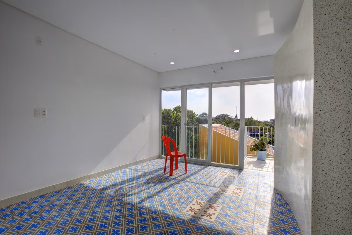 Đáng chú ý, ngôi nhà có sự kết hợp giữa phong cách kiến trúc hiện đại với một chút vật liệu truyền thống của địa phương: mái ngói đỏ, gạch lát nền hoa văn,...