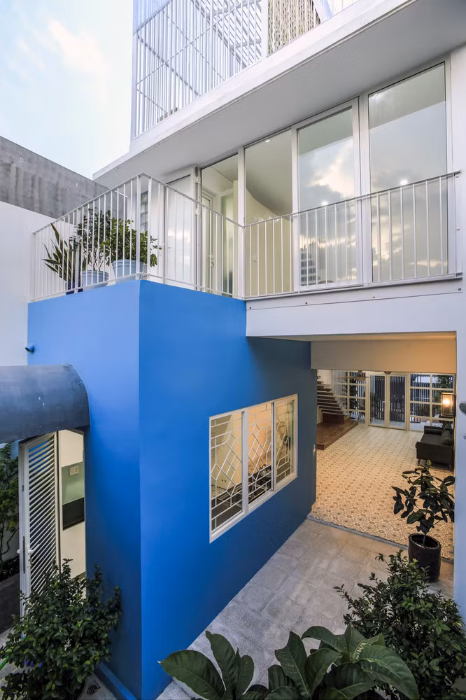 Để cải thiện bất lợi chiều ngang hẹp của nhà ống, kiến trúc sư lựa chọn tông màu trắng làm chủ đạo. Màu trắng có khả năng đánh lừa thị giác, tạo cảm quan một không gian rộng rãi hơn.