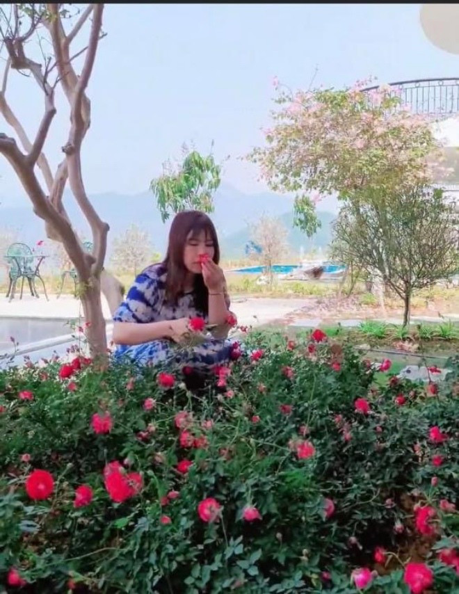 Mới đây, trên trang cá nhân, bà xã Mạnh Trường đăng tải không gian khu vườn hoa trong căn biệt thự mới tậu. Trong đoạn clip, vợ Mạnh Trường đang tỉa hoa, các bông hoa được nở rộ đỏ rực rất đẹp.