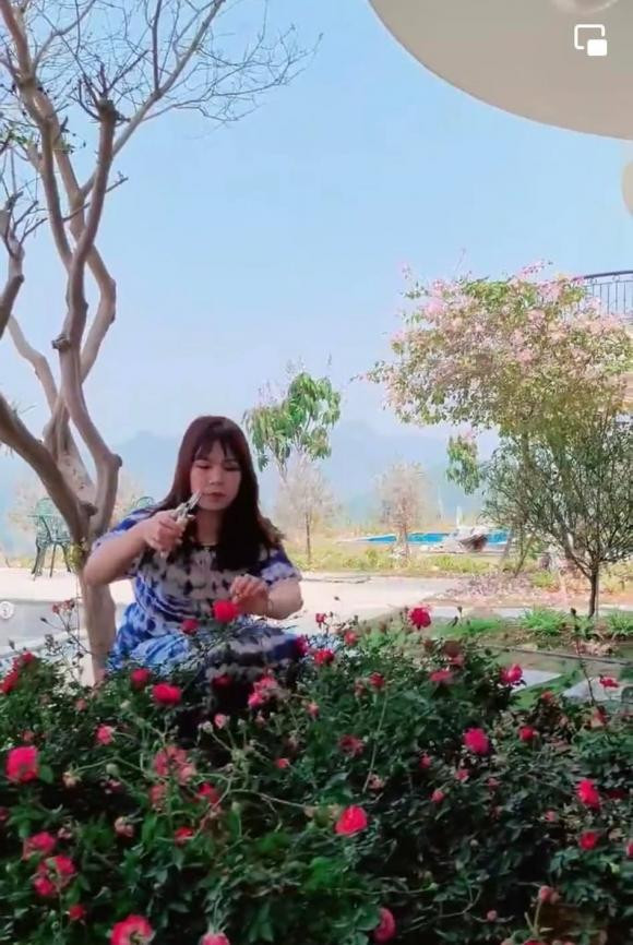 Dù căn biệt thự chưa hoàn thiện nhưng bà xã Mạnh Trường đã tính toán trước nên trồng hoa gì và chăm sóc ra sao.