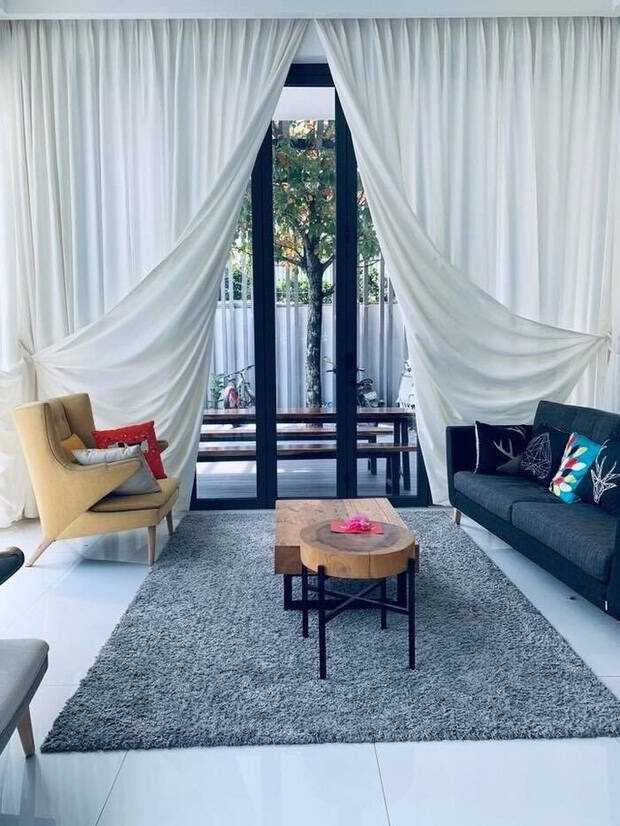 Phòng khách đơn giản với tông màu trắng nhẹ nhàng.