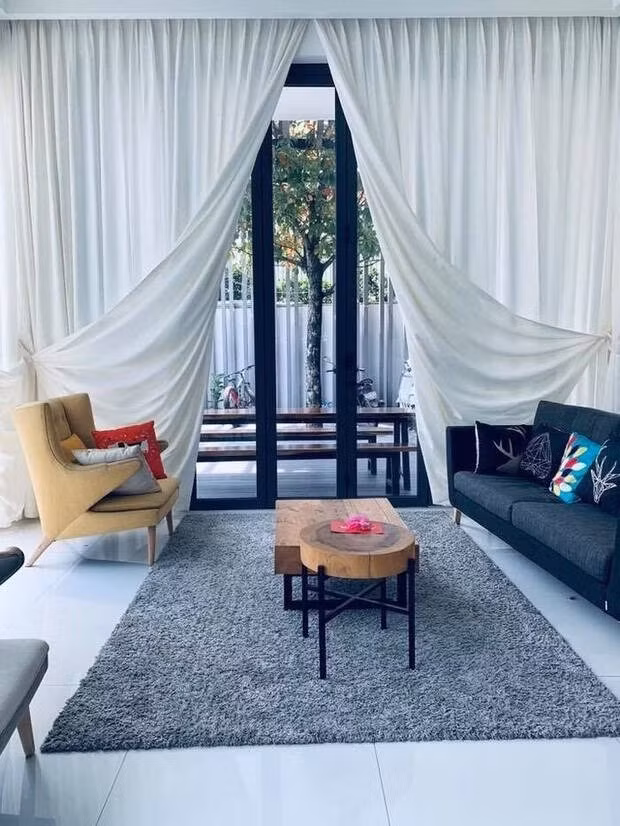 Phòng khách đơn giản với tông màu trắng nhẹ nhàng.