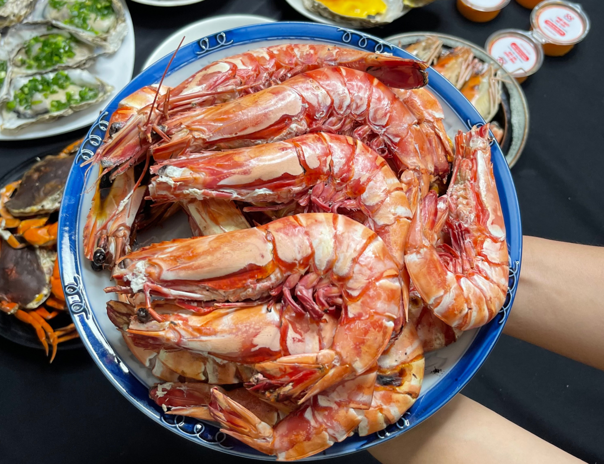 Nhiều thực khách thưởng thức cho biết, thịt tôm sú cọp rất ngọt, săn chắc và dai như tôm hùm. Thêm nữa, vỏ mỏng, đầu tôm sú nhỏ hơn tôm hùm nên nếu so sánh trọng lượng 1kg thì lượng thịt từ tôm sú cọp nhiều hơn tôm hùm. Ảnh: Crabseafood