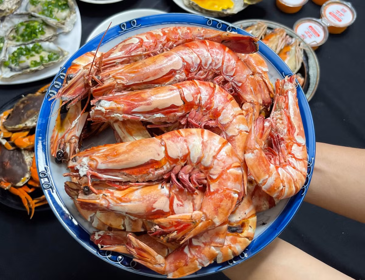 Nhiều thực khách thưởng thức cho biết, thịt tôm sú cọp rất ngọt, săn chắc và dai như tôm hùm. Thêm nữa, vỏ mỏng, đầu tôm sú nhỏ hơn tôm hùm nên nếu so sánh trọng lượng 1kg thì lượng thịt từ tôm sú cọp nhiều hơn tôm hùm. Ảnh: Crabseafood