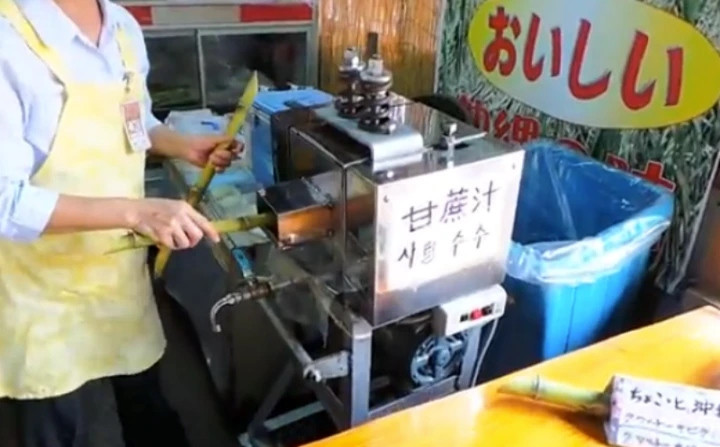 Tại Nhật Bản, các địa điểm bán nước mía ép cũng xuất hiện ngày càng nhiều. Loại nước ép thơm ngon này do một du học sinh người Việt cung cấp với giá 269 JPY/ly (tương đương khoảng 60.000 đồng/ly). Ảnh: Geek Beat