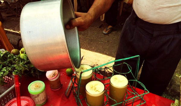 Tuy nhiên, nước mía ở Ấn Độ có giá chỉ 10 - 20 INR/ly (khoảng 3.000 - 6.000 đồng/ly). Ảnh: Saigonamthuc