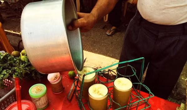 Tuy nhiên, nước mía ở Ấn Độ có giá chỉ 10 - 20 INR/ly (khoảng 3.000 - 6.000 đồng/ly). Ảnh: Saigonamthuc