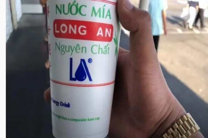 Ngoài ra, nước mía Việt còn được bán ở Mỹ. Tại các cửa hàng của người Việt ở Mỹ, giá một ly nước mía Long An ép nguyên chất là 5 USD (tương đương khoảng 115.000 đồng). Ảnh: Facebook