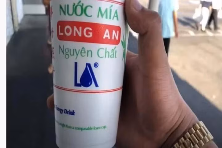 Ngoài ra, nước mía Việt còn được bán ở Mỹ. Tại các cửa hàng của người Việt ở Mỹ, giá một ly nước mía Long An ép nguyên chất là 5 USD (tương đương khoảng 115.000 đồng). Ảnh: Facebook