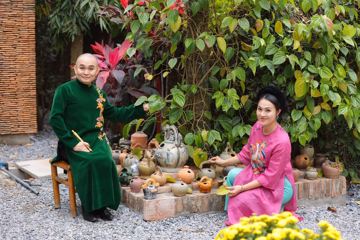 Nghệ sĩ Xuân Hinh tạo dáng ngay trong khuôn viên biệt phủ.