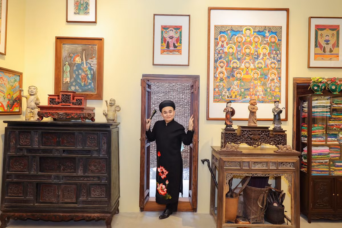 Tủ khảm trai, hoành phi câu đối, các bình vôi cổ... được nghệ sĩ Xuân Hinh trưng bày kín nhà.