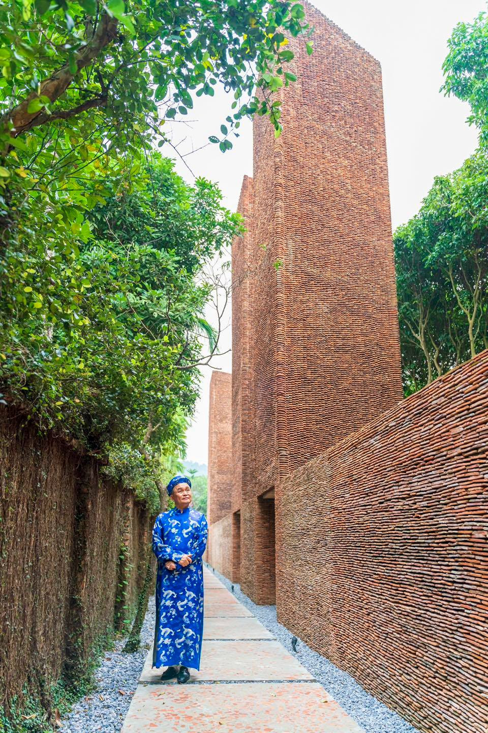 Bên ngoài căn nhà được bao quanh bởi tường gạch, mái ngói, cửa gỗ.