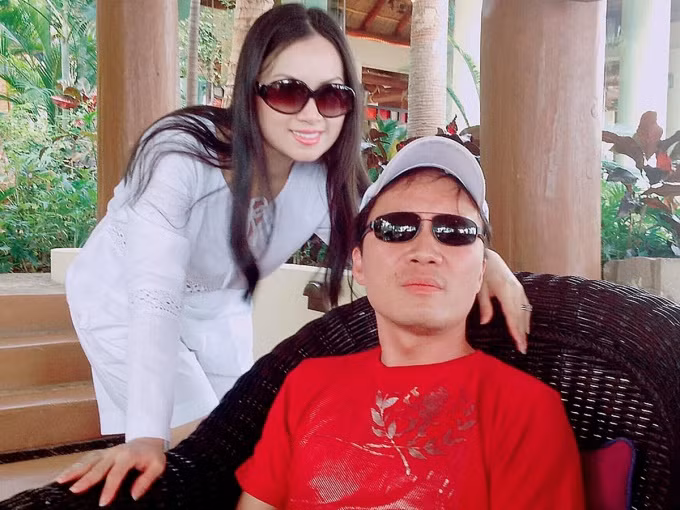  Ca sĩ Hà Phương, em gái Cẩm Ly, thành công với dòng nhạc dân gian, trữ tình, bolero. Sau này, Hà Phương được nhắc đến nhiều hơn khi kết hôn với tỷ phú Chính Chu - một trong những người Mỹ gốc Việt giàu nhất thế giới và sang Mỹ định cư năm 2000. Ảnh: Vnexpress