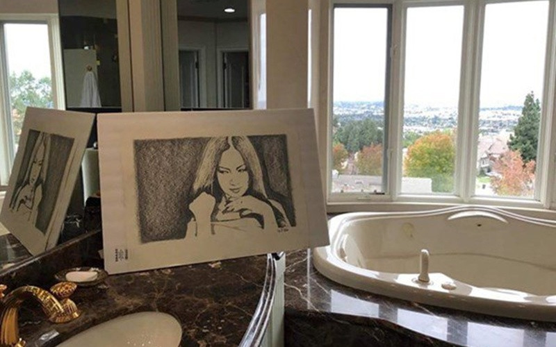 Toàn bộ mặt ngoài của tòa nhà có kết cấu trụ đồng và kính thủy tinh màu. Ảnh: Internet