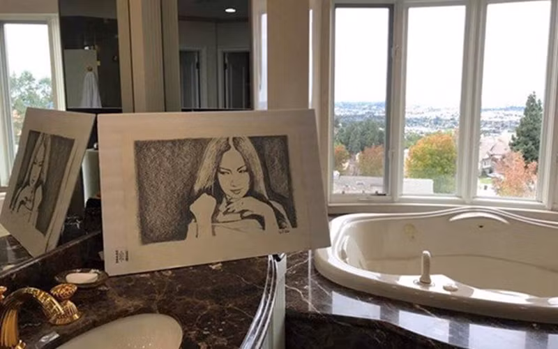 Toàn bộ mặt ngoài của tòa nhà có kết cấu trụ đồng và kính thủy tinh màu. Ảnh: Internet