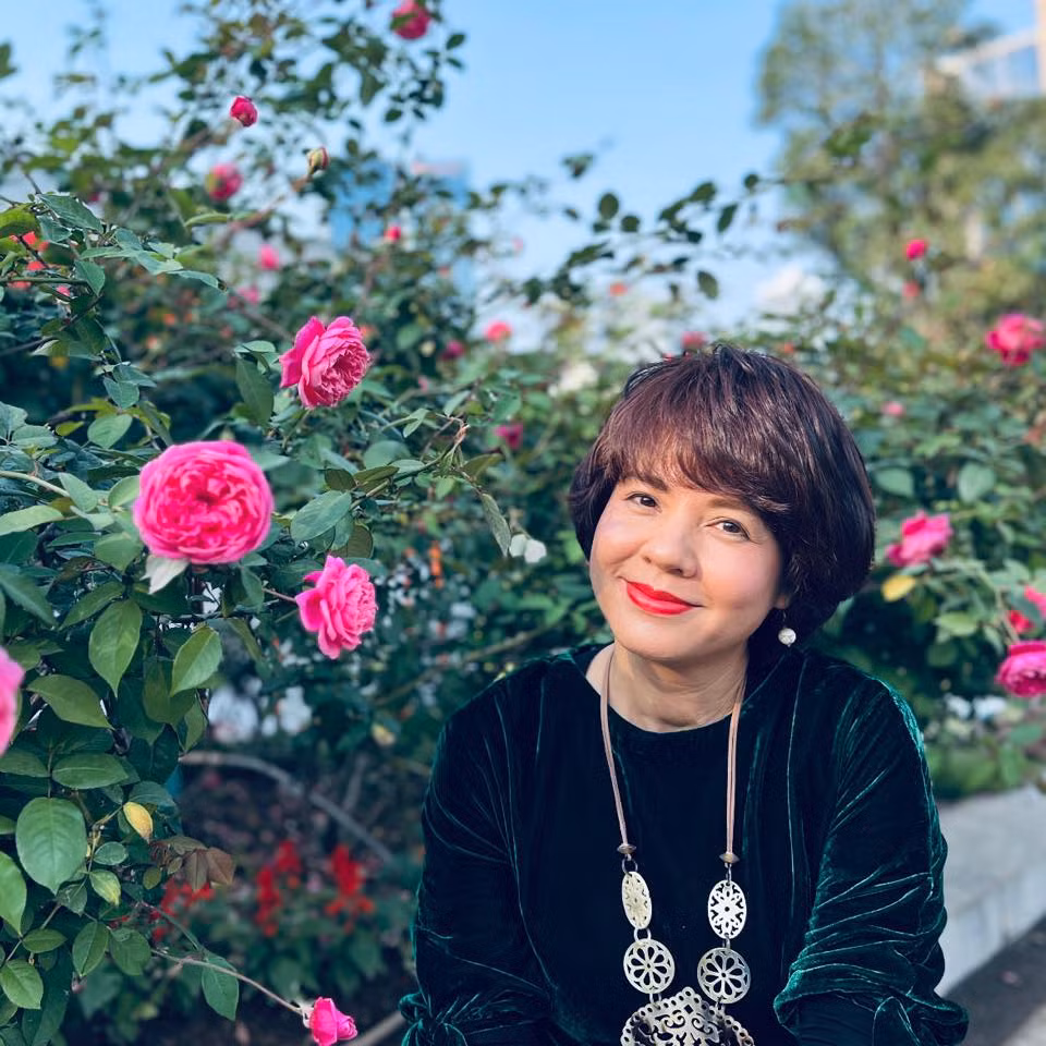 Ben trong ngoi nha tran ngap hoa tuoi cua MC Diem Quynh