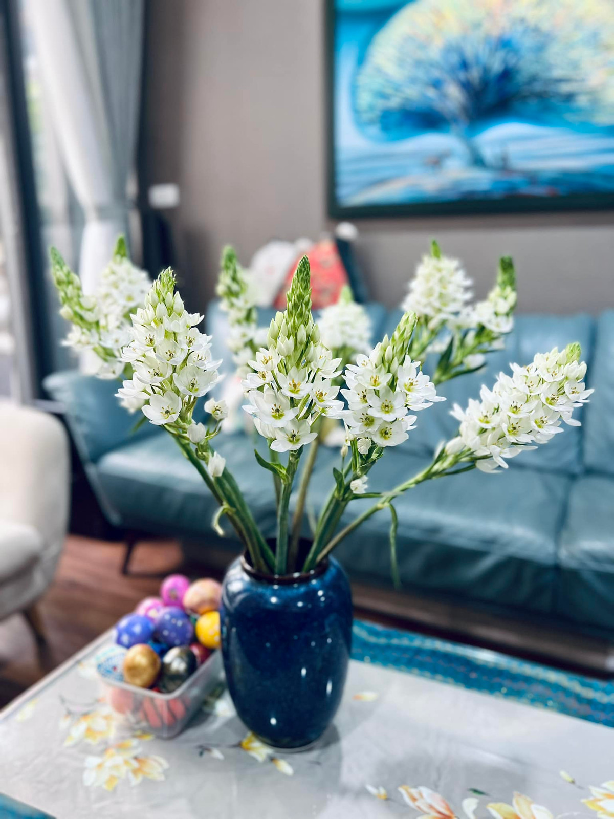 Dễ dàng nhận thấy, nữ MC đình đám thường xuyên trang hoàng không gian sống của mình bằng hoa tươi.