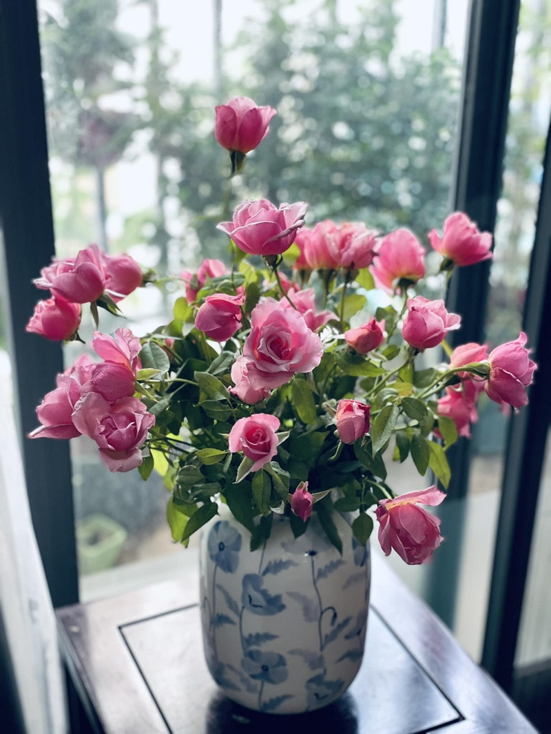 Bình hoa hồng thơm ngát được nữ MC lọ mọ cắm từ đêm.