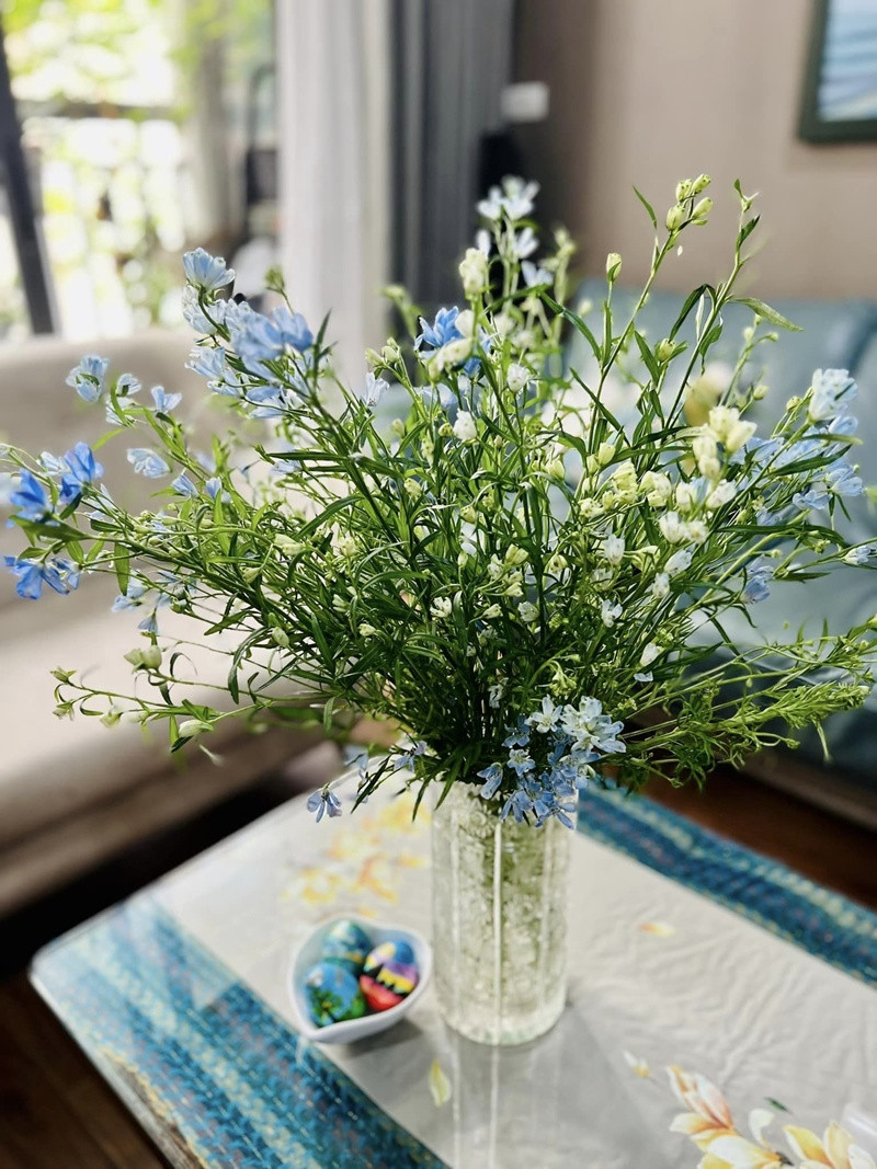 Bình hoa tông xuyệt tông với nội thất trong nhà.