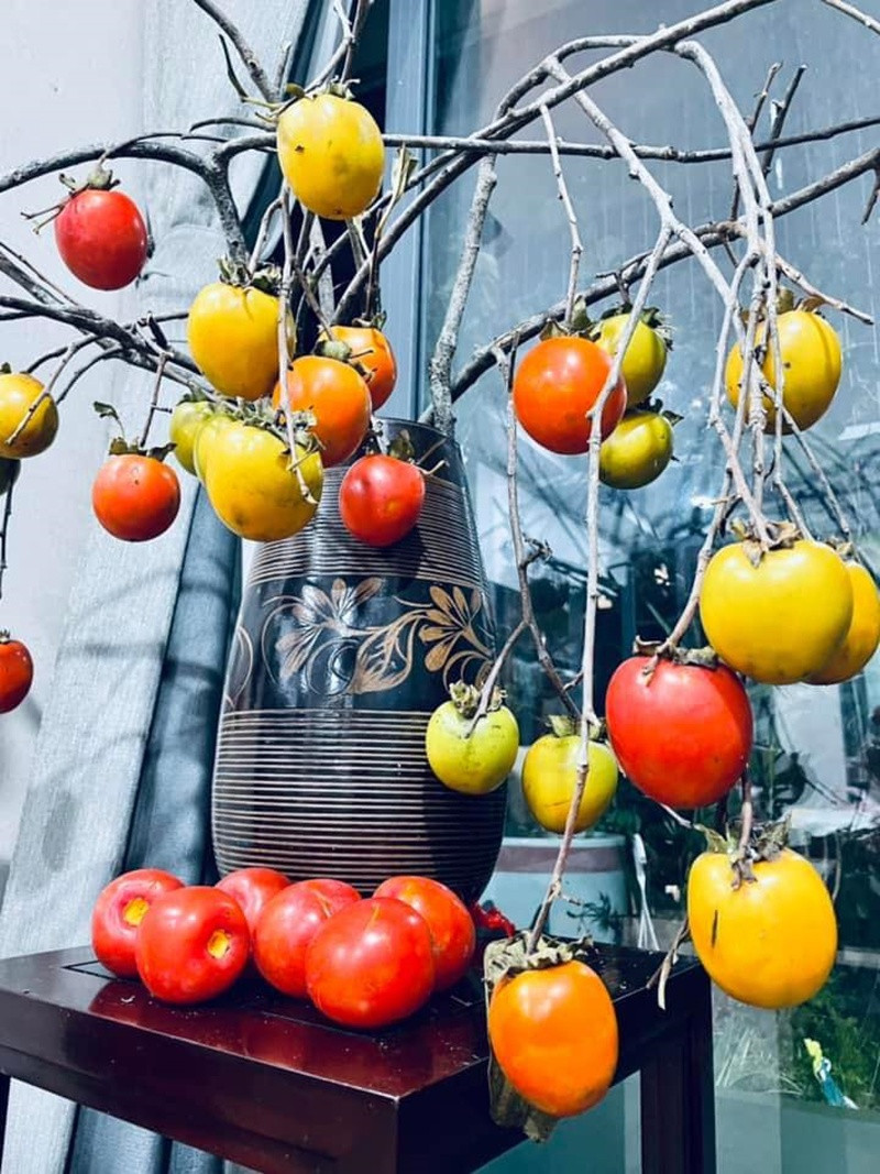 Căn nhà của MC Diễm Quỳnh rực rỡ với bình hồng chín đủ màu sắc.