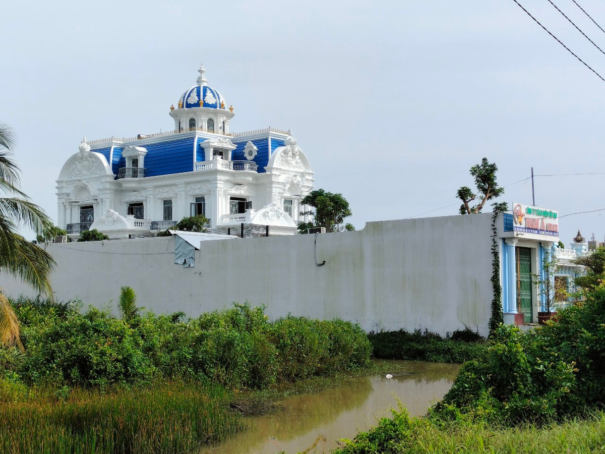 Trước đó, tài khoản Facebook có tên Ho Tap đăng nhiều hình ảnh, video về quá trình xây dựng tòa nhà được giới thiệu là “biệt phủ đẹp nhất Cà Mau”. Ảnh: Phunuonline