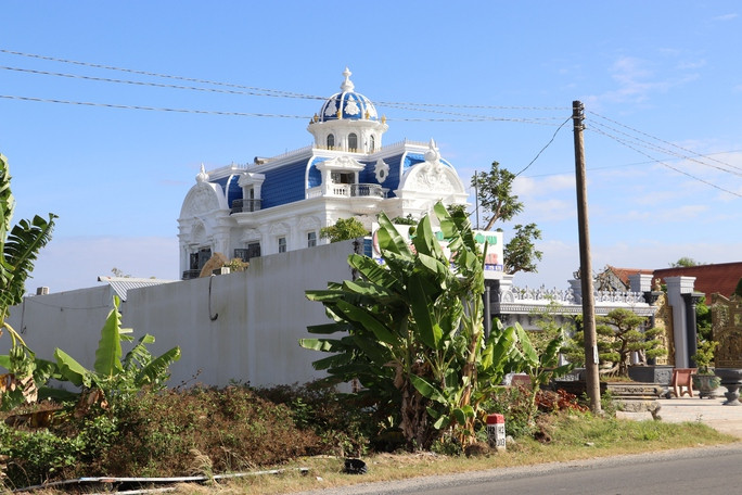 "Tòa nhà đẹp nhất Cà Mau" xây dựng trên 2 thửa đất nuôi trồng thủy sản, chưa được chuyển đổi quyền sử dụng đất. Ảnh: Người lao động