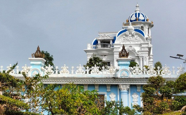 Bên ngoài căn biệt thự có màu trắng chủ đạo với nhiều hoa văn thiết kế cầu kỳ. Ảnh: Tiền phong