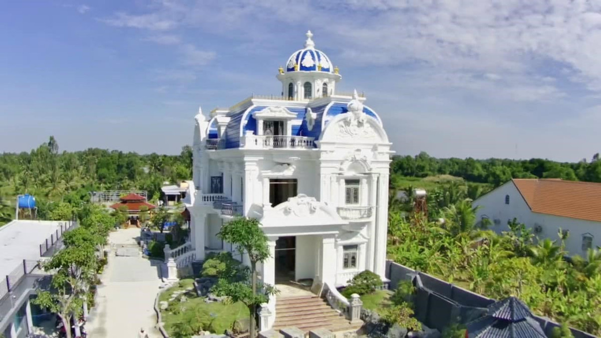 Mới đây, thông tin căn " biệt phủ đẹp nhất Cà Mau" do ông H.A.T. (ngụ xã Tân Thành, TP Cà Mau, tỉnh Cà Mau) làm chủ sẽ bị cưỡng chế, tháo dỡ vì xây dựng trên đất nuôi trồng thủy sản thu hút sự chú ý của đông đảo dư luận. Ảnh: Phunuonline