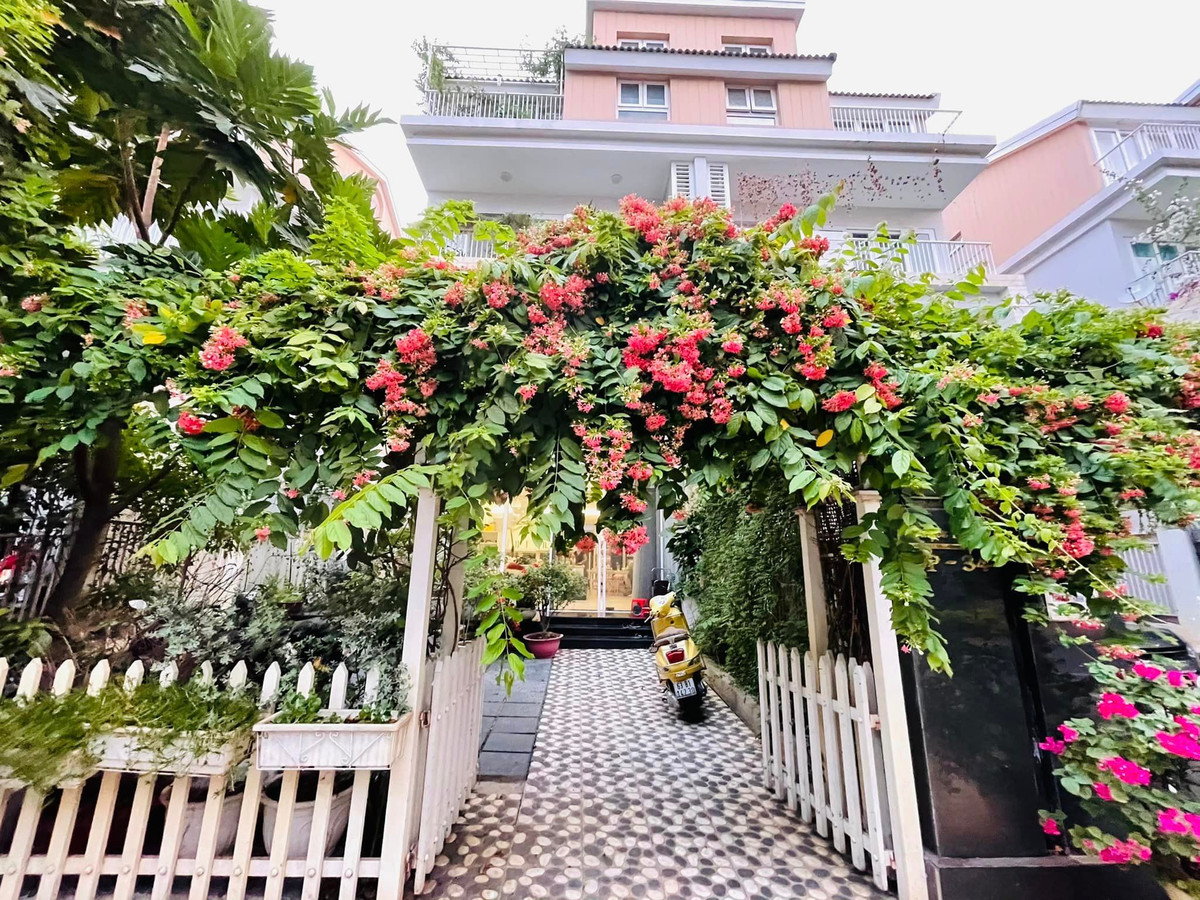 Trên trang cá nhân, nữ diễn viên vừa chia sẻ loạt khung hình ấn tượng về không gian nhà khiến khán giả trầm trồ.