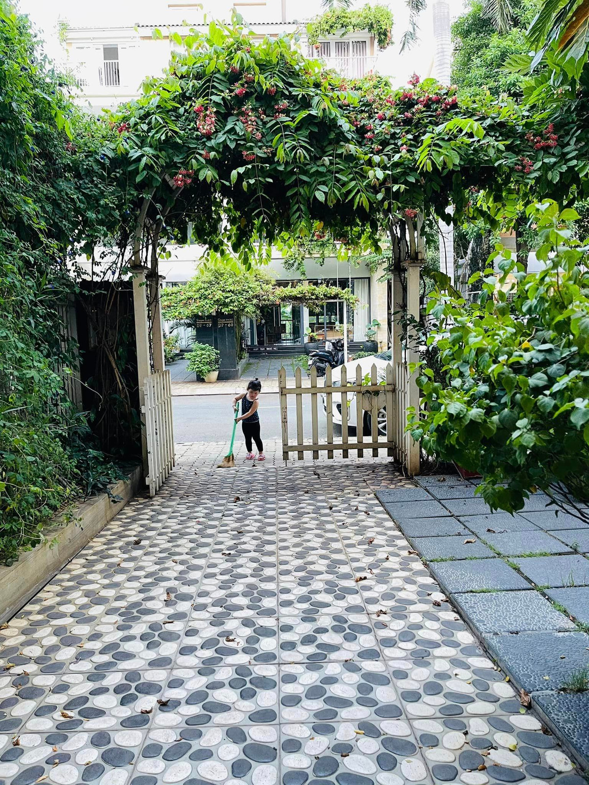 Theo đó, biệt thự của Thân Thuý Hà được xây theo lối kiến trúc hiện đại có hình tam giác với 4 tầng lầu.