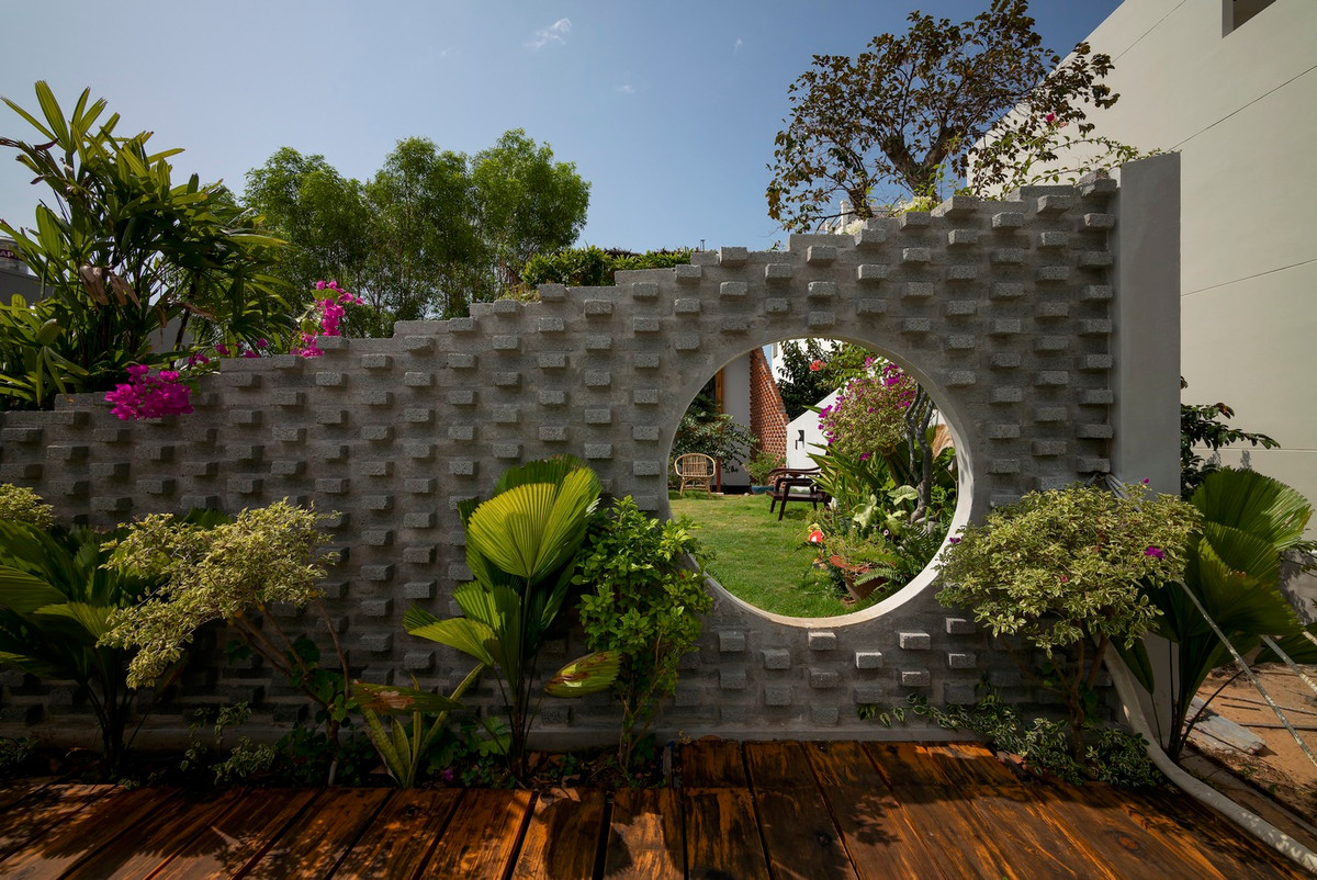 Vật liệu xây nhà chủ yếu là vật liệu tái chế như gỗ, thép và gạch cũ.