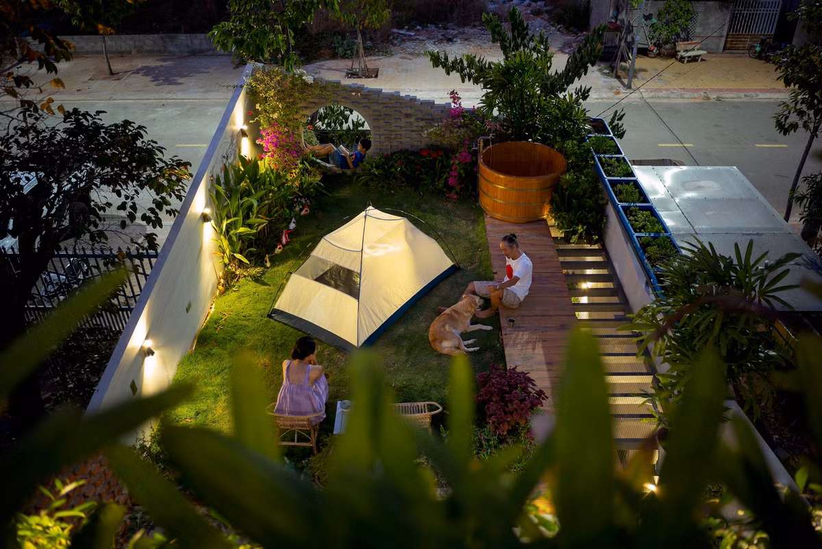 Thậm chí, cậu bé còn có thể trồng rau, trèo lên mái nhà để nằm trên bãi cỏ, ngắm trăng sao. Nguồn ảnh: Quang Dam