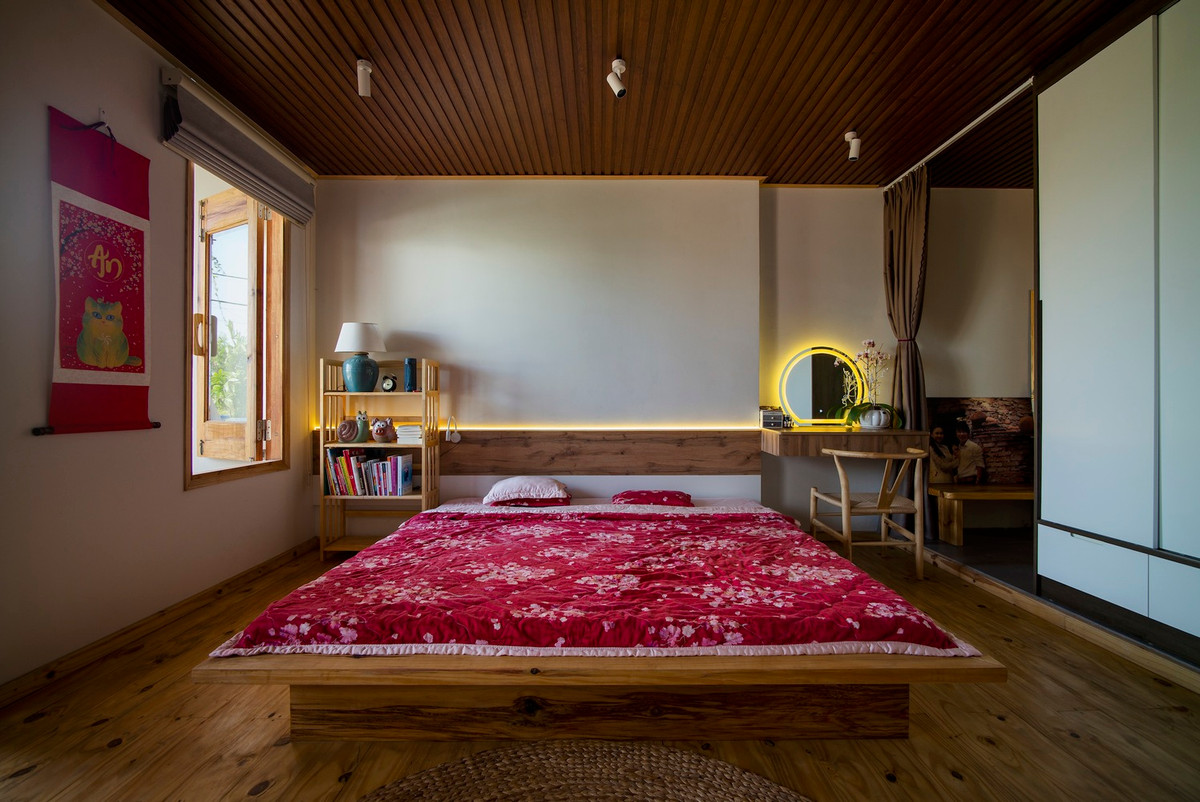 Phòng ngủ đón nắng, đón gió tối đa nhờ khung cửa sổ lớn.