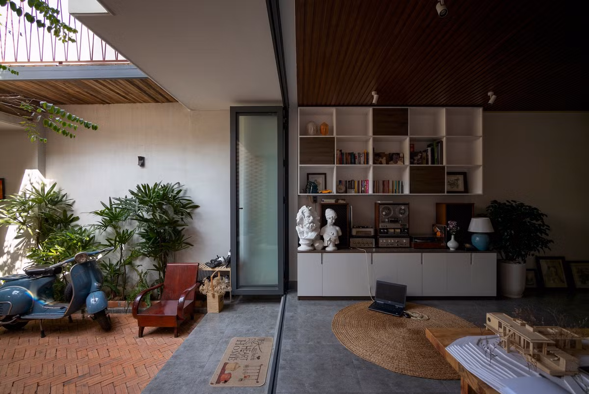 Phòng khách thoáng đãng có tầm nhìn bao quát mọi không gian trong nhà.