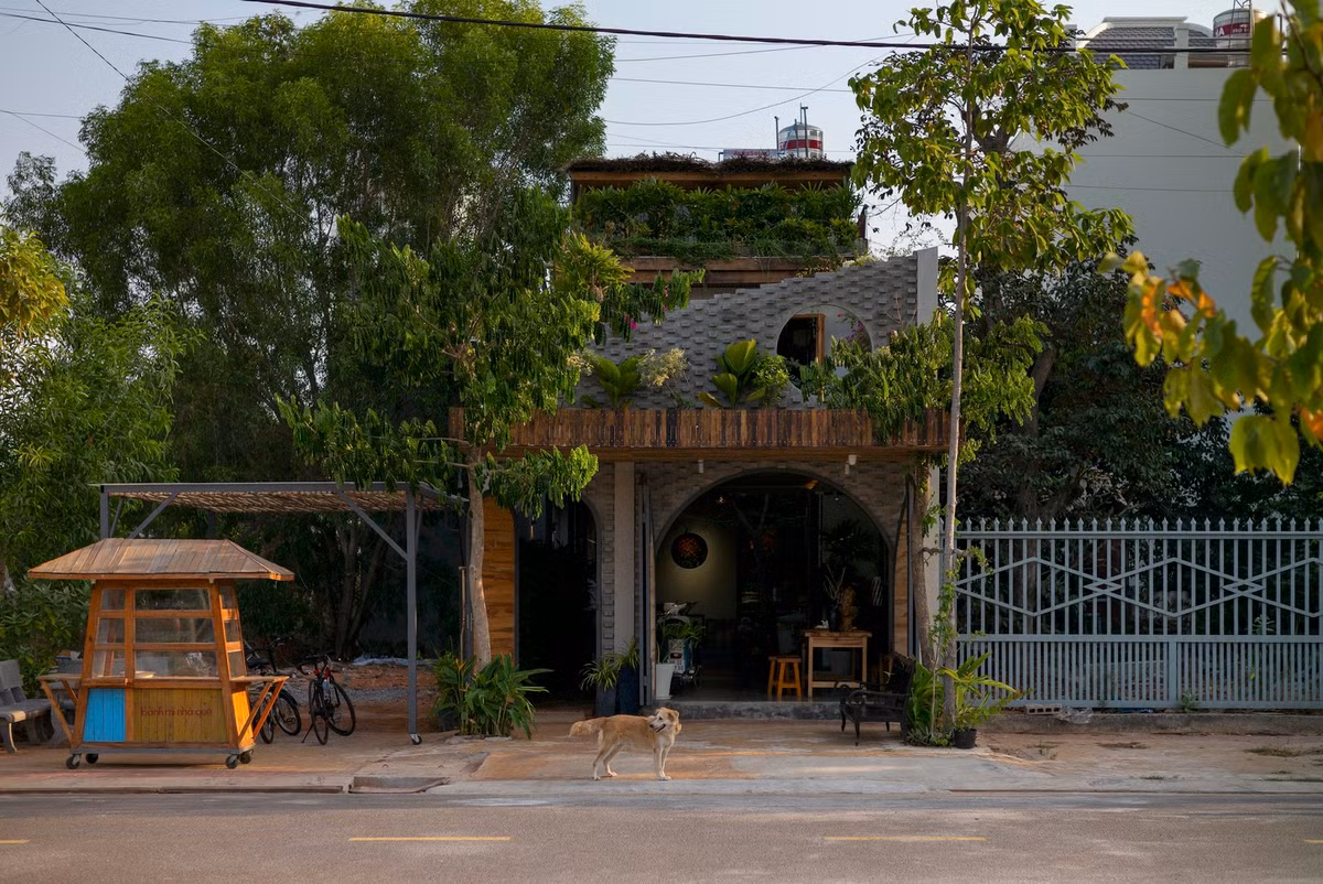 Để thực hiện ước mơ của mình, gia chủ tự xây ngôi nhà nhà của riêng mình trên một mảnh đất nhỏ được bao quanh bởi những bức tường cũ.