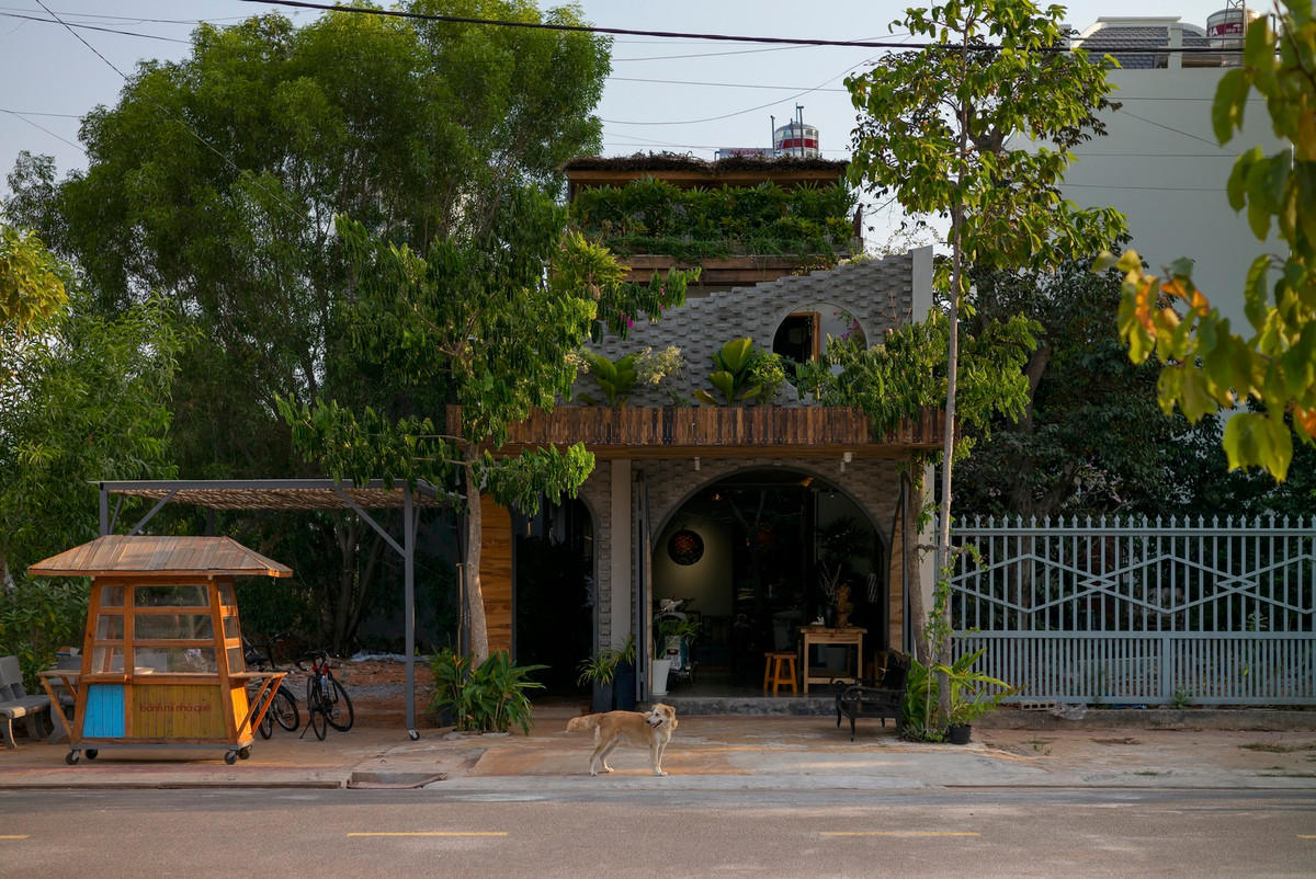 Để thực hiện ước mơ của mình, gia chủ tự xây ngôi nhà nhà của riêng mình trên một mảnh đất nhỏ được bao quanh bởi những bức tường cũ.