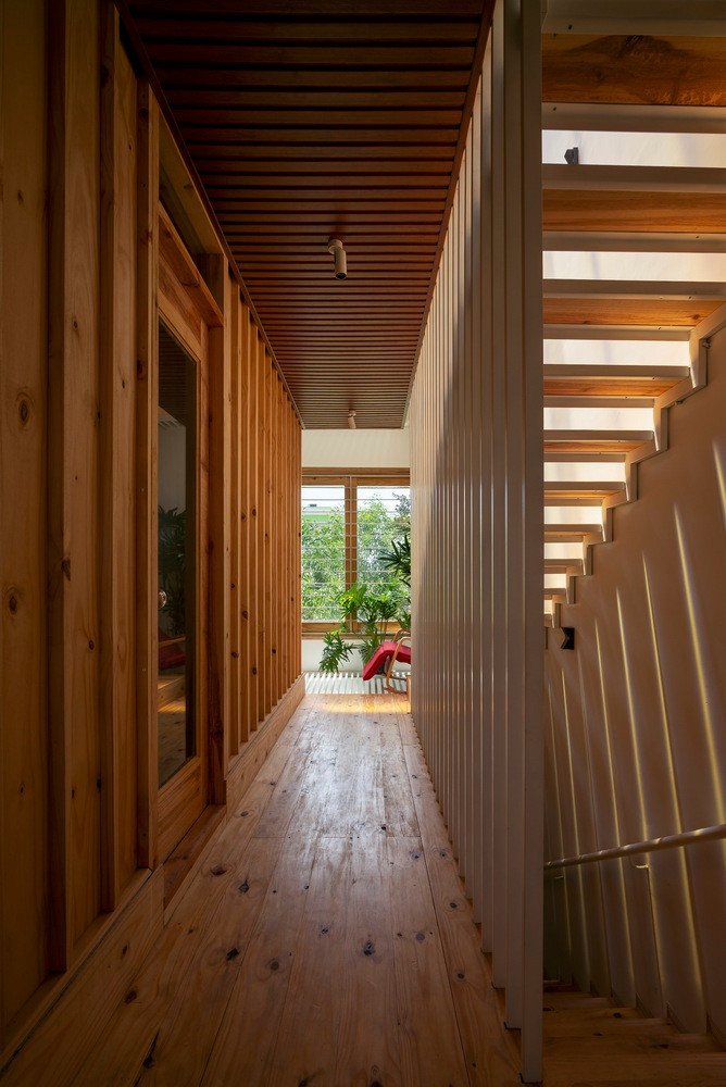 Hệ thống cửa trong nhà đều làm bằng kính giúp không gian luôn tràn ngập ánh sáng tự nhiên và thông thoáng.