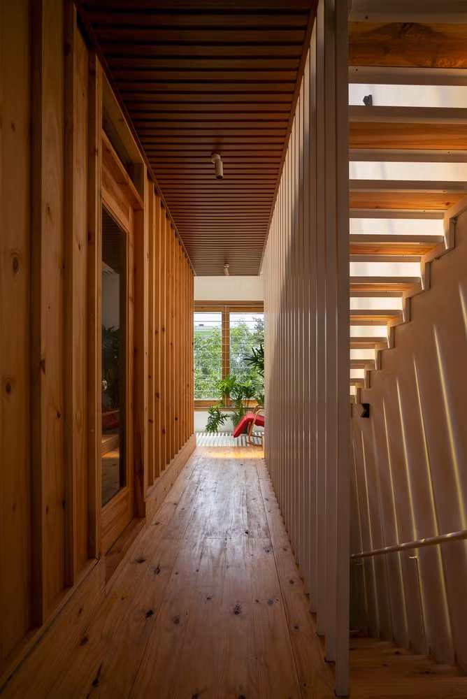 Hệ thống cửa trong nhà đều làm bằng kính giúp không gian luôn tràn ngập ánh sáng tự nhiên và thông thoáng.