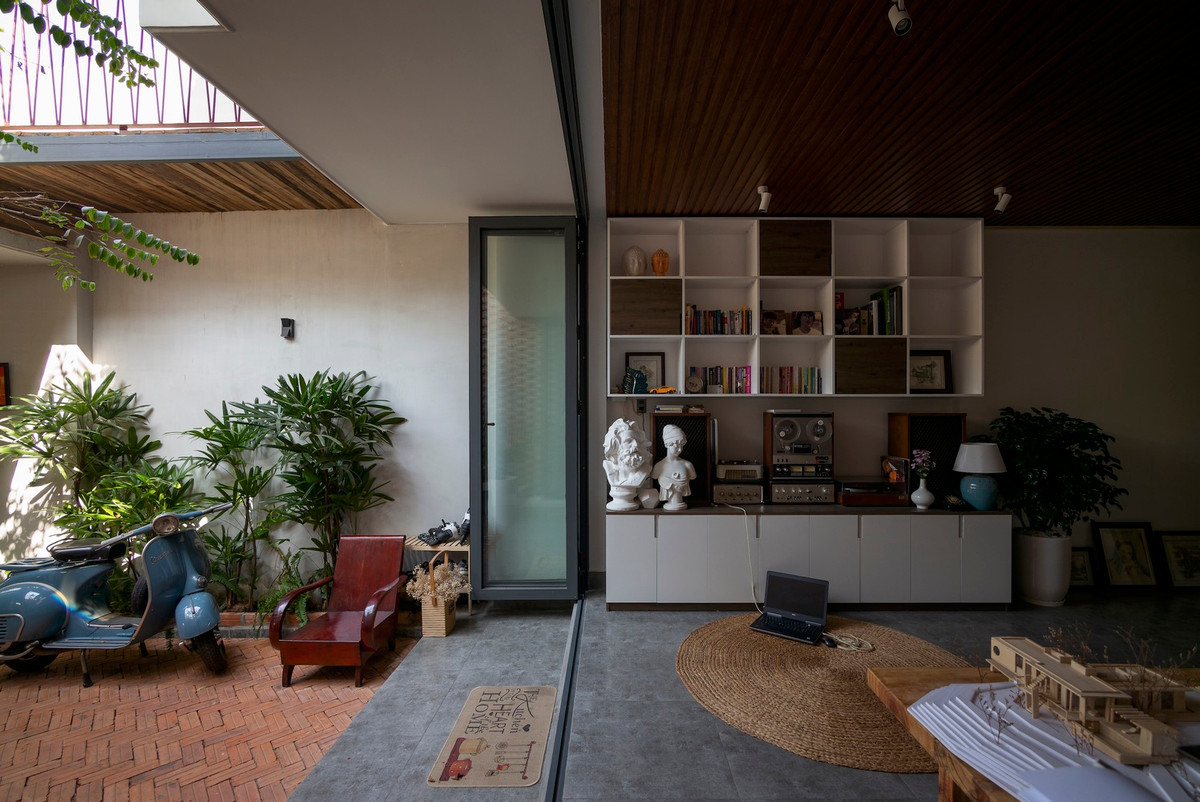 Phòng khách thoáng đãng có tầm nhìn bao quát mọi không gian trong nhà.