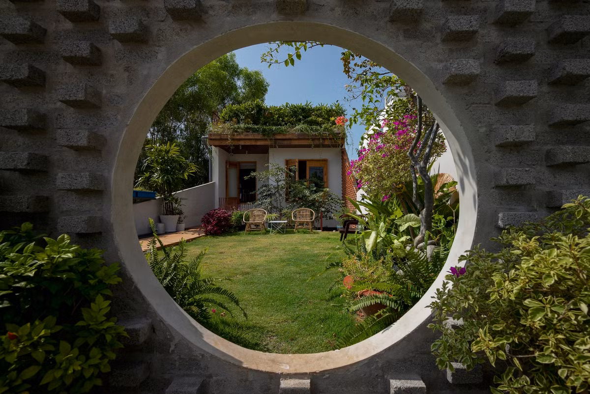 Đặc biệt, gia chủ còn thiết kế một chiếc cổng hình tròn giống như lỗ chui vào tổ của dế mèn.