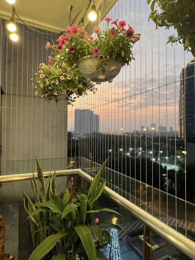 View ban công nhìn xuống bể bơi chung của khu chung cư.